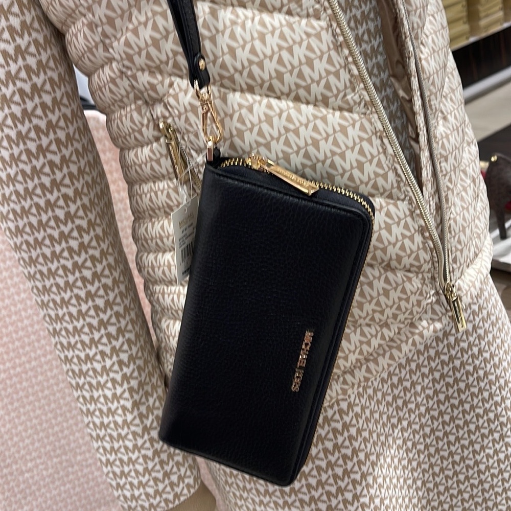 MICHAEL KORS LARGE TRAVEL CONTINENTAL WRISTLET WALLET PHONEHOLDER BLACK /Gold - Picture 16 of 16